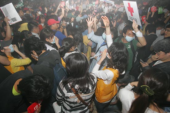 전경들은 분말소화기를 쏘아대자 손으로 입을 막고 있는 시민들. [사진-통일뉴스 조성봉 기자]