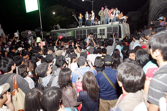 경찰이 전경버스를 동원해  길을 막자 시민들이 버스 위에 올라가 