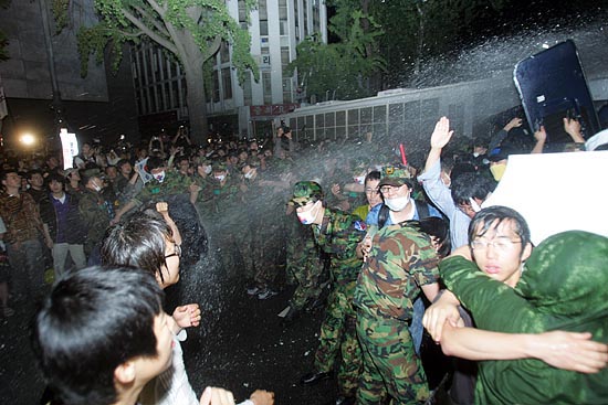 예비역들이 물대포에 맞고 서 있다.[사진-통일뉴스 조성봉 기자]