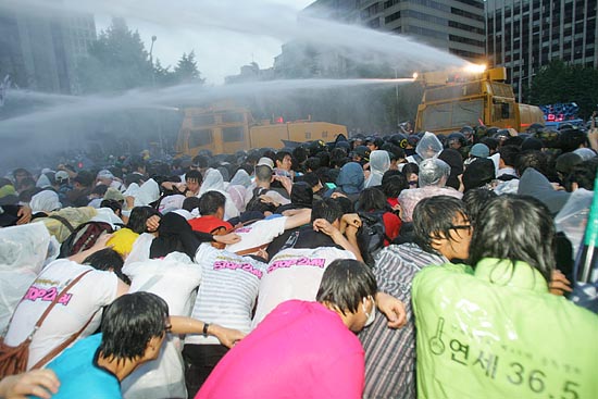 새벽 6시경 청와대 방향으로 진입하려는 시민들에게 경찰이 물대포를 직격으로 쏘며 진압을 시도하고 있다.[사진-통일뉴스 조성봉 기자]