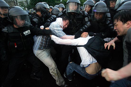 이날 경찰은 '경찰특공대'까지 동원해 '비폭력'을 외치는 시민들을 연행했다.[사진-통일뉴스 조성봉 기자]