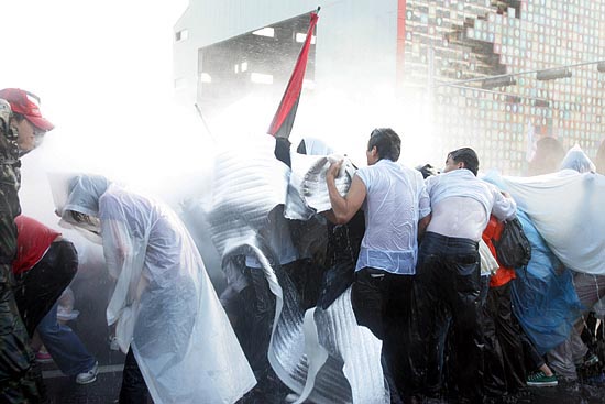 경찰은 강제해산을 위해 계속적으로 촛불문화제 참가자들에게 비오듯 '물대포'를 쏘고 있다.[사진-통일뉴스 조성봉 기자]