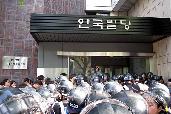 경찰들은 건물 안으로 들어간 시민들도  강제 연행해 갔다. [사진-통일뉴스 조성봉 기자]