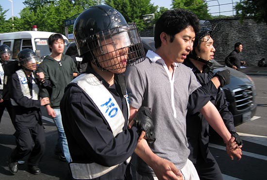 경찰은 '미란다 원칙'고지없이 시민들을 강제연행해 갔다.[사진-통일뉴스 조성봉 기자]