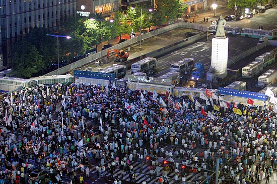 경찰의 폭력연행에도 시민들은 광화문 네거리에 촛불을 들고 다시 섰다. '협상무효, 고시철회'가 이뤄지지 않는한 촛불은 계속 될 것이다.[사진-통일뉴스 조성봉 기자]