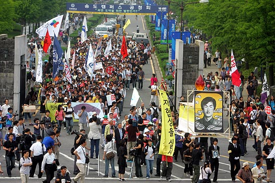 10일 오후 6시 고 이한열 열사 영정을 앞세운 행렬이 연세대에서 시청으로 향하고 있다.[사진-통일뉴스 조성봉 기자]
