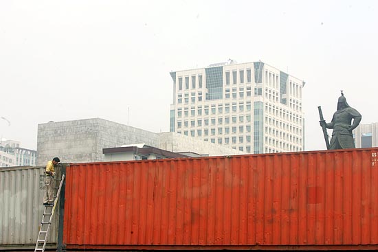 경찰이 10일 '100만 촛불대행진'에 대비해 세종로 사거리에서 청와대로의 진입로를 컨테이너 박스로 봉쇄했다.[사진-통일뉴스 조성봉 기자]