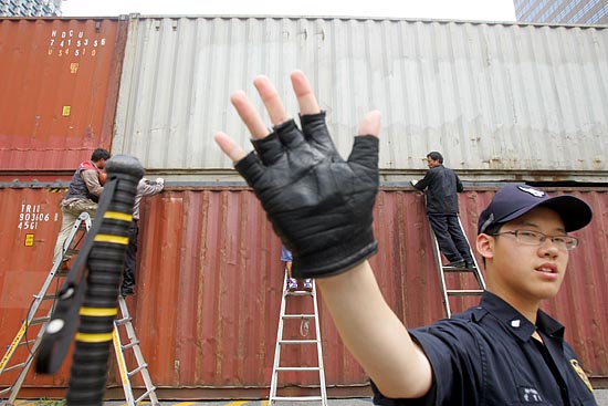 사진촬영을 제지하는 경찰. 이날 경찰은 기자 뿐만 아니라 시민들의 사진촬영도 제지했다. 
[사진-통일뉴스 조성봉 기자]