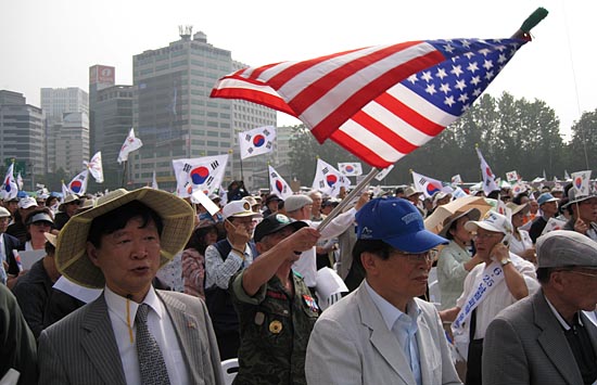 10일 오후 서울 시청광장에서 보수단체 회원 5,000여명이 모인 가운데 '법질서 수호, FTA 비준촉구 국민대회'가 열렸다. [사진-통일뉴스 정명진 기자]