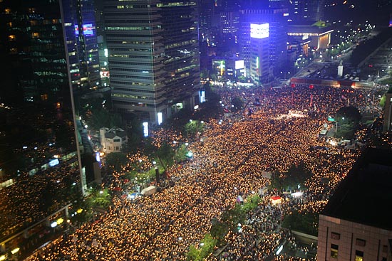 청와대를 향한 최대 70여만명의 촛불행렬은 '협상무효! 고시철회'를 요구하는 국민들의 분노가 얼마나 높은 지를 말해주고 있다. [사진-통일뉴스 조성봉 기자]