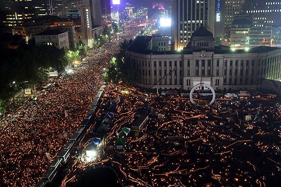 서울시청 맞은 편 프라자호텔에서 내려다 본 촛불행렬. 시청광장의 성긴 불빛은 '보수'단체 집회 광경.[사진-공동취재단]