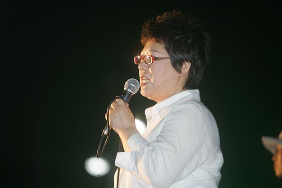 이날 촛불문화제에는 가수 양희은씨가 나와 '아침이슬'을 참가자들과 함께 열창했다.[사진-통일뉴스 조성봉 기자]