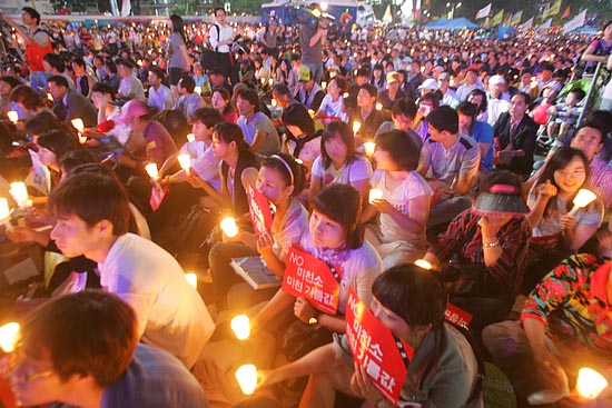 촛불문화제에 참가한 시민들은 쇠고기 문제 뿐만아니라 전 분야에 걸쳐 정부의 정책을 비판했다.[사진-통일뉴스 조성봉 기자]