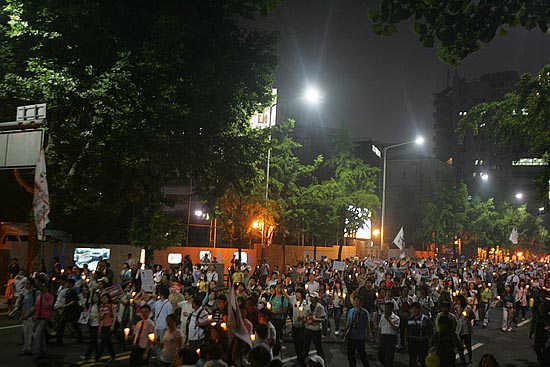 참가자들은 '협상무효! 고시철회'를 외치며 시가행진을 벌였다.[사진-통일뉴스 조성봉 기자]