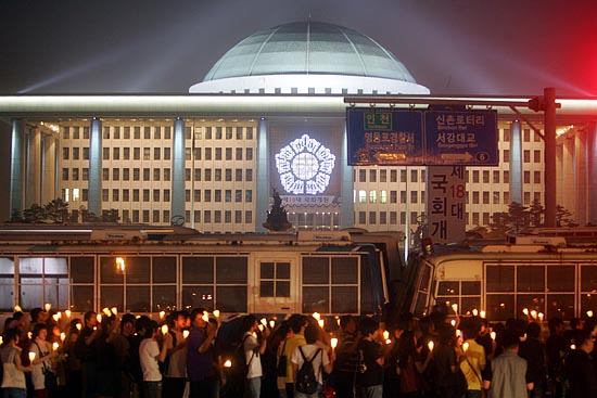 10일 저녁 11시경, 대학생 500여명은 국회의사당 진출을 시도하려 했으나 경찰이 국회 정문 앞에 전경버스 10여대를 동원해 차벽을 세워 저지당했다. 대신 대학생들은 한나라당 당사에 계란을 던지며 '미국산쇠고기 협상'에 대한 분노를 표출했다.[사진-통일뉴스 조성봉 기자]