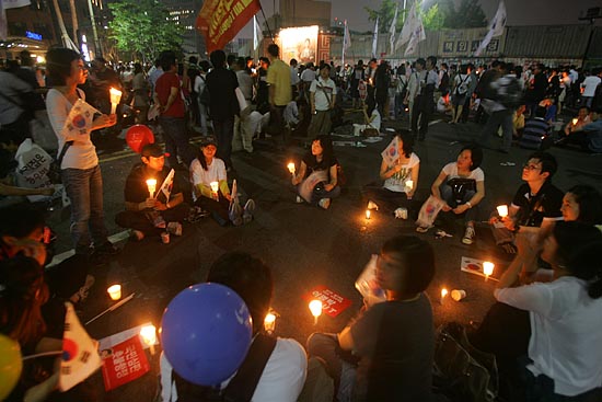 안국동 로터리 부근에서 앉아 이야기를 나누고 있는 시민들.[사진-통일뉴스 조성봉 기자]