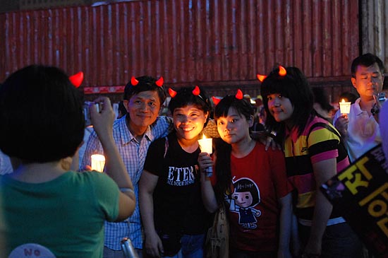 경찰이 막아놓은 대형컨테이너 배경으로 기념사진촬영을 하고 있는 촛불문화제 참가자들.[사진-통일뉴스 한준기 객원기자]