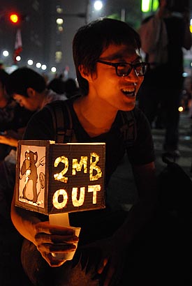 이명박대통령을 풍자한 '2MB OUT'촛불도 눈에 띄었다. [사진-통일뉴스 한준기 객원기자]