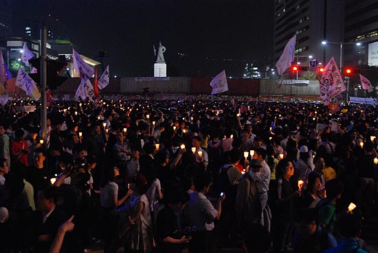 시가행진을 마치고 광화문에 다시모인 시민들.[사진-통일뉴스 한준기 객원기자]