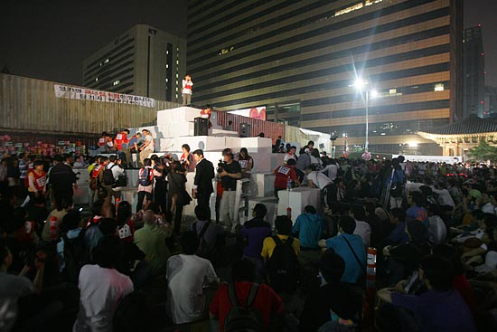 인권단체연석회의는 컨테이너 앞에서 이명박 정부의 '컨테이너 방어'에 어떻게 대처해야 하는가에 대한 시민들의 의견을 모으는 자리를 마련했다.이 토론은 무려 7시간 난상토론 끝에 컨테이너 박스 위에 깃발만 꽂는 것으로 결론을 내렸다.[사진-통일뉴스 조성봉 기자]