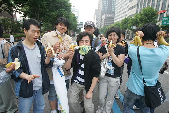 촛불문화제는 우리의 '희망'을 만들어 가는 것이기에 밤을 지새워도 언제나 유쾌하고 즐겁다.'협상무효! 고시철회!'가 되지 않는 한 촛불은 꺼지지 않고 타오를 것이다.[사진-통일뉴스 조성봉 기자]