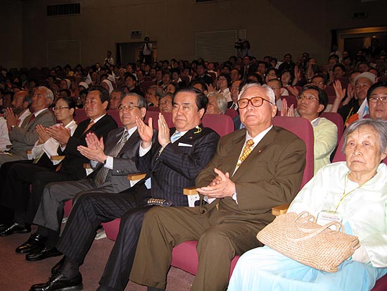 남측 대표단 모습. 앞줄 오른쪽부터 박용길, 김민하, 문희상, 임동원, 천영세, 이명신, 오종렬, 한상렬. [사진제공-6.15남측위]