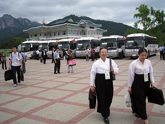 15일 오후 1시 30분경 남측 대표단 258명이 외금강호텔에 도착했다. [사진제공-6.15남측위]