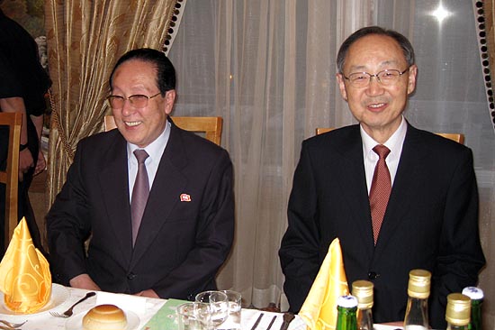 안경호 6.15북측위 위원장(왼쪽)과 백낙청 6.15남측위 상임대표가 만찬장에서 모처럼 웃음을 보이고 있다. [사진제공-6.15남측위]