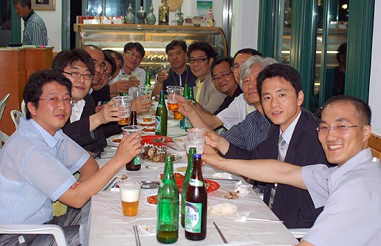 만찬연회가 끝난 15일 밤, 여기 저기서 술자리들이 이어졌다. 김영주 6.15남측위 대변인이 공동취재단을 위해 마련한 술자리 모습. [사진제공-6.15남측위]