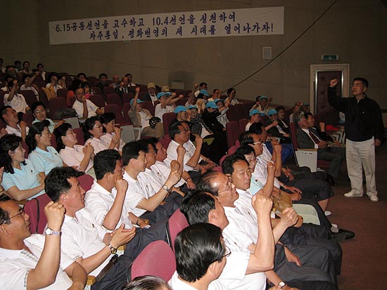 폐막식이 늦어지자 노길남 6.15미국위 공동위원장이 즉석 사회자로 나서 구호를 외치고 있다. [사진제공-6.15남측위]