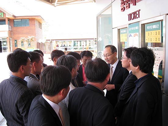 폐막식이 늦어지자 6.15남측위 관계자들이 대회장 밖에서 구수회의를 갖고 있다. [사진제공-6.15남측위]