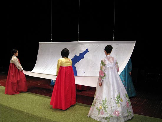 이틀간 대회장에 내걸렸던 통일기가 내려지고 공식 행사는 마무리됐다. [사진제공-6.15남측위]