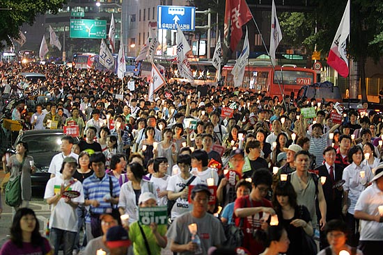 '48시간 비상국민행동'이 시작된 20일 저녁 1만 5천여 시민들이 다시 서울 시내를 가득 메웠다. [사진-통일뉴스 조성봉 기자]