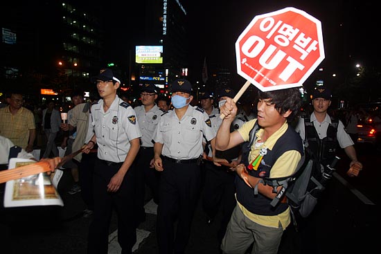 이날 행진대열에 폴리스라인이 등장하자 시민들은 이를 무력화시켰다. [사진-통일뉴스 조성봉 기자]