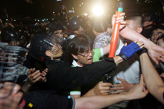 20일 저녁 경찰이 시민들을 강제해산 시키고 있다. [사진-통일뉴스 조성봉 기자]