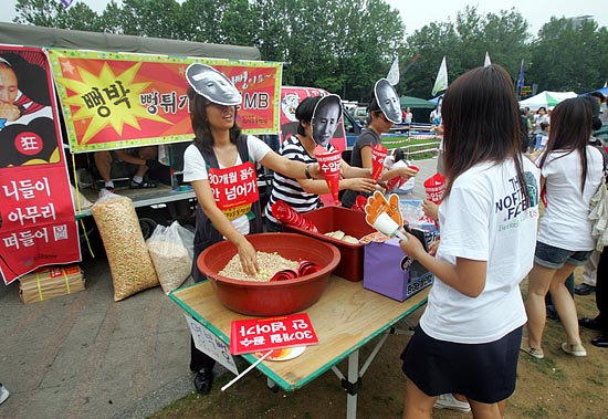 21일 오후 환경운동연합 회원들이  '이명박 뻥튀기'를 시민들에게 무료로 나눠주고 있다. [사진-통일뉴스 조성봉 기자]