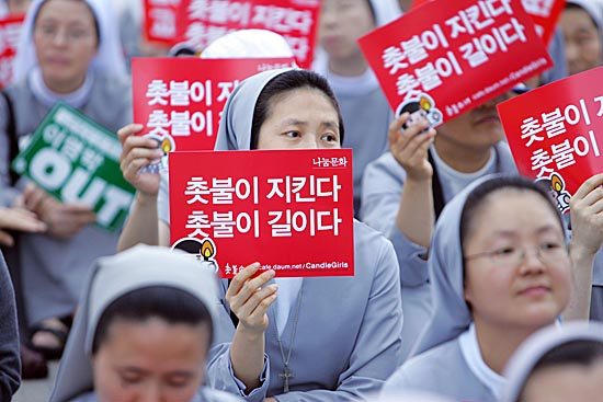 이날 촛불문화제에는 수녀들도 참가해 촛불을 들었다.[사진-통일뉴스 조성봉 기자]