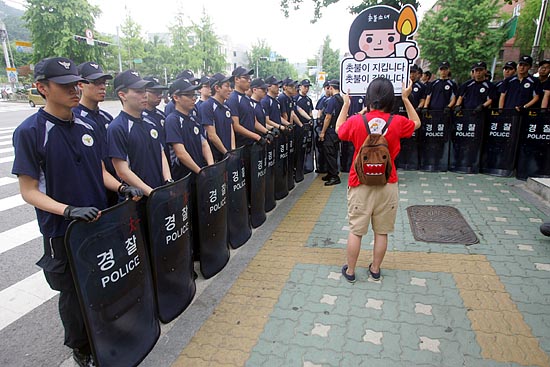 서울 청운동 사무소 앞에서 1인시위를 하는 촛불소녀를 막기 위해 경찰은 100여명의 전경을 투입했다. [사진-통일뉴스 조성봉 기자]