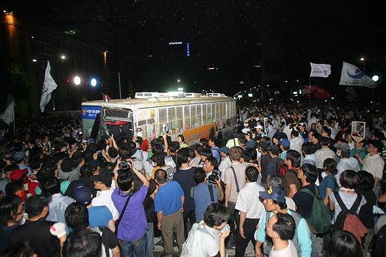 끌려나온 버스가 시민들에게 포위돼 있다.[사진-통일뉴스 조성봉 기자]