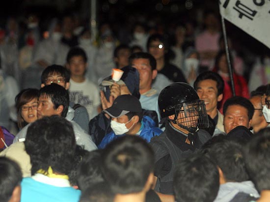 시민들의 인도를 받으며 경찰버스에서 나온 전경. [사진-통일뉴스 조성봉 기자]