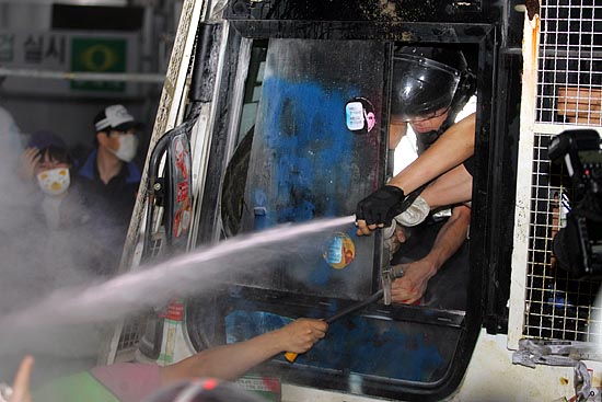 경찰이 소화가루를 시민들을 정조준해 발사했다.[사진-통일뉴스 조성봉 기자]