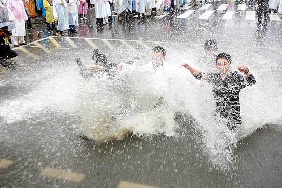 예비역들이 '국민토성'을 마무리하는 세러모니로 빗물에 슬라이딩을 하고 있다.[사진-통일뉴스 조성봉 기자]