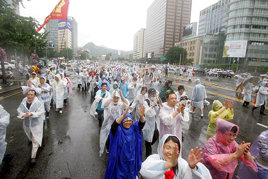 2천여 시민들이 남대문으로 행진하며 12시간이 넘는 집회를 마무리 하고 있다.[사진-통일뉴스 조성봉 기자]