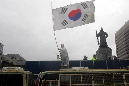 시민들은 '협상무효! 고시철회'가 될때까지 촛불을 내려놓지 않겠다고 다짐했다.[사진-통일뉴스 조성봉 기자]
