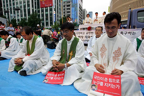 6월 30일 천주교 정의구현사제단이 첫 시국미사를 봉헌함으로써 종교계의 동참이 줄을 이어 정부의 '촛불끄기' 시도는 무력화됐다. 사진은 1일 '시국미사'에 참여한 천주교 정의구현사제단의 모습.[사진-통일뉴스 조성봉 기자]
