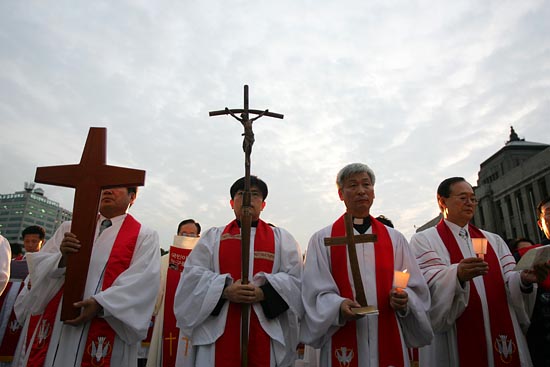 3일 개신교 목사들은 십자가와 촛불을 들고 이명박 대통령이 회개하고, 국민의 목소리에 귀기울이라고 요구했다. [사진-통일뉴스 조성봉 기자]