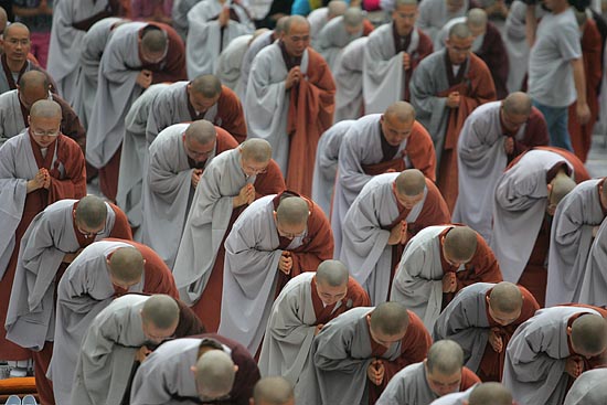 4일 '국민주권 수호와 권력의 참회를 위한 시국법회'에서 스님들이 108배를 하고 있다.[사진-통일뉴스 조성봉 기자]