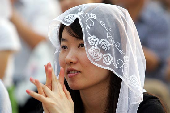 한 천주교 신자가 김인국 신부의 강론을 듣고 박수를 치고 있다. [사진-통일뉴스 조성봉 기자]