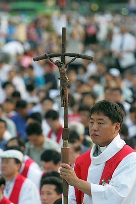 기독교는 천주교의 뒤를 이어 '시국 기도회'를 열었다. 서울시청 앞 광장에 '촛불교회'가 세워진 것이다.[사진-통일뉴스 조성봉 기자]