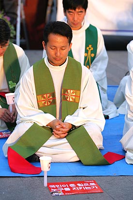 '대한민국의 민주주의'를 위해 기도하고 있는 천주교 정의구현사제단.[사진-통일뉴스 조성봉 기자]